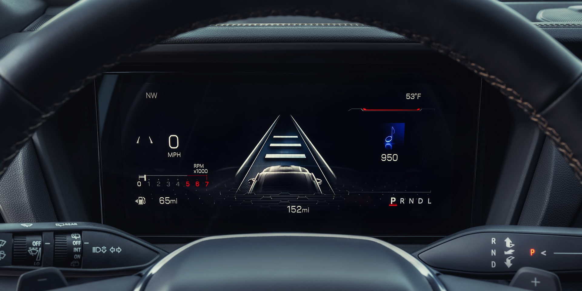 Le point de vue du conducteur sur un tableau de bord numérique GMC Terrain 2027 affichant la vitesse de navigation et l’état du véhicule avec un logo GMC Terrain 2027 sur le volant.