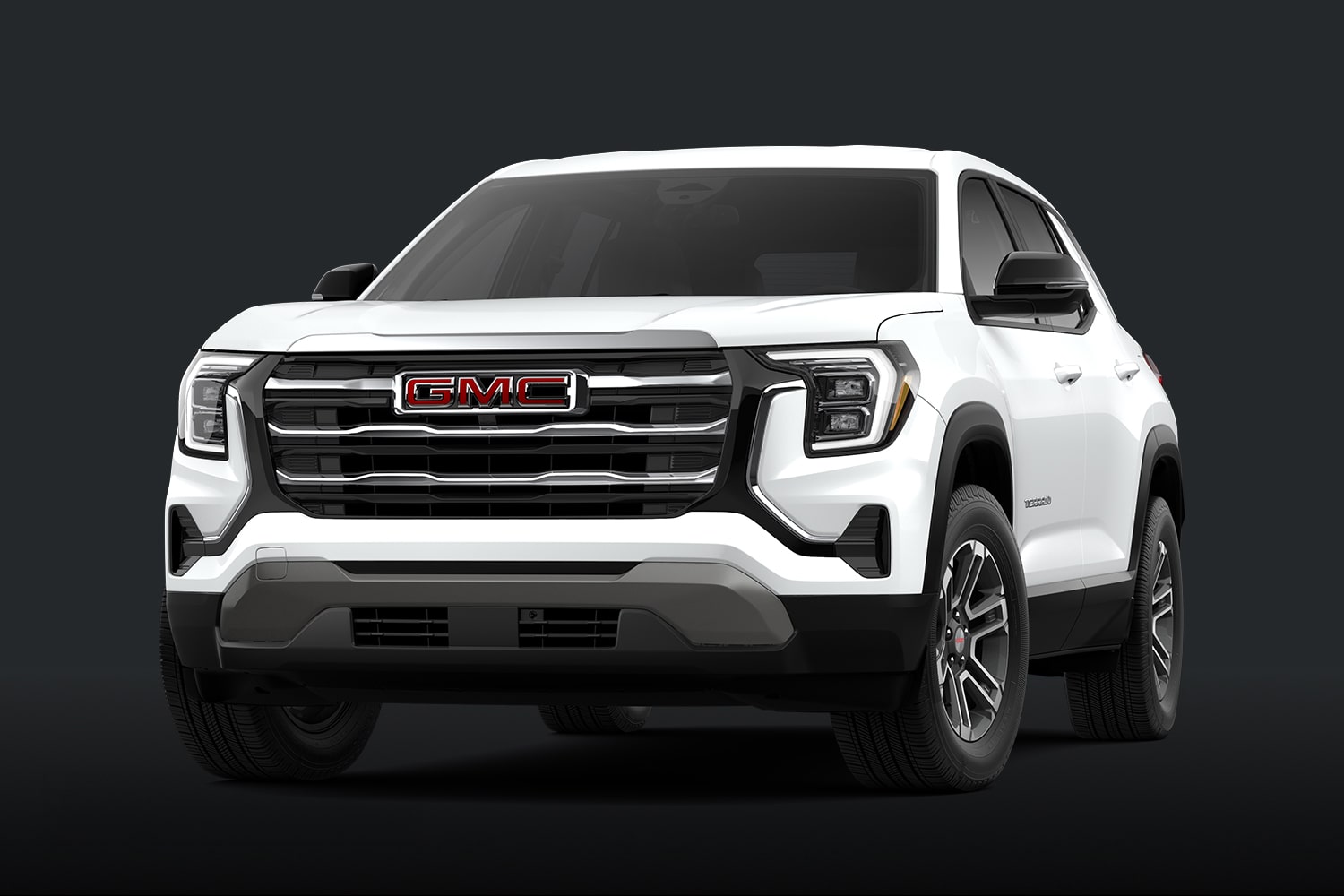 Un SUV GMC 2027 blanc à altitude terrain avec une calandre gris foncé sur un fond sombre.