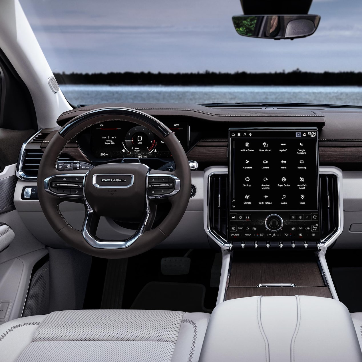 Le volant et l’écran du système d’infodivertissement du VUS intermédiaire GMC Acadia vus par le conducteur.