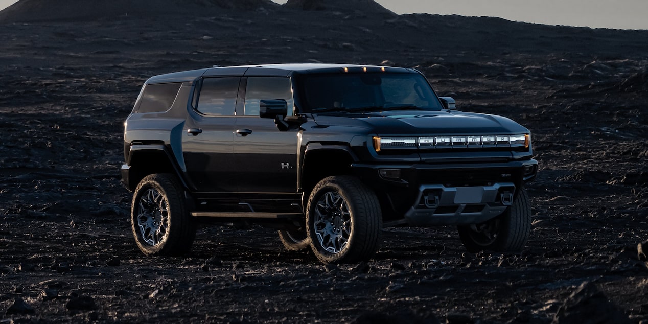 Vue latérale avant du camion GMC HUMMER EV stationné seul.