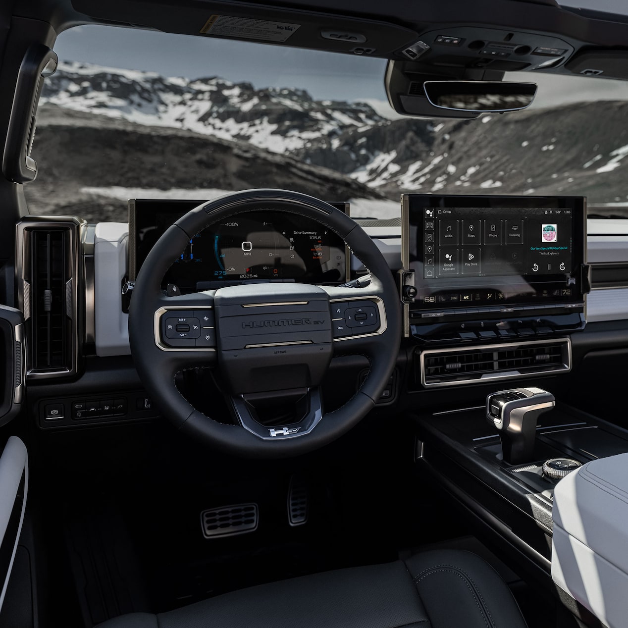 L’habitacle côté conducteur du camion électrique GMC HUMMER vu par le conducteur.
