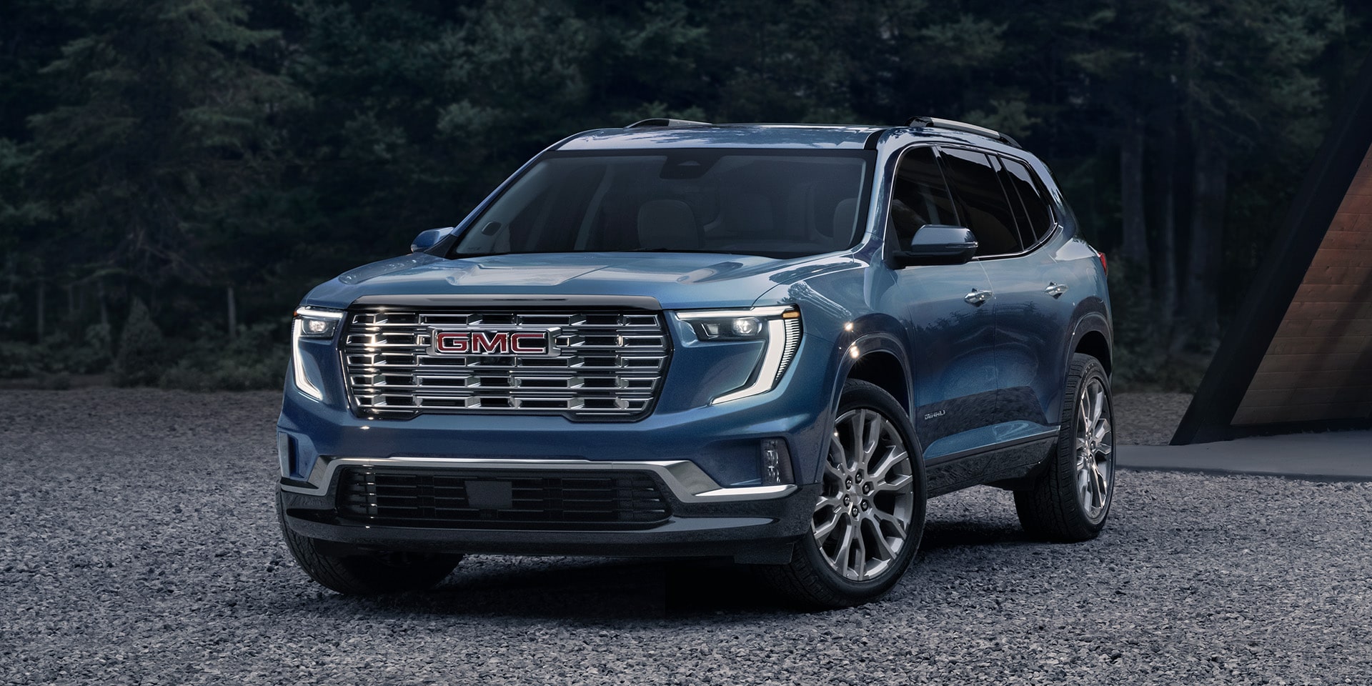 Vue latérale avant du VUS intermédiaire de luxe GMC Acadia Denali 2026.