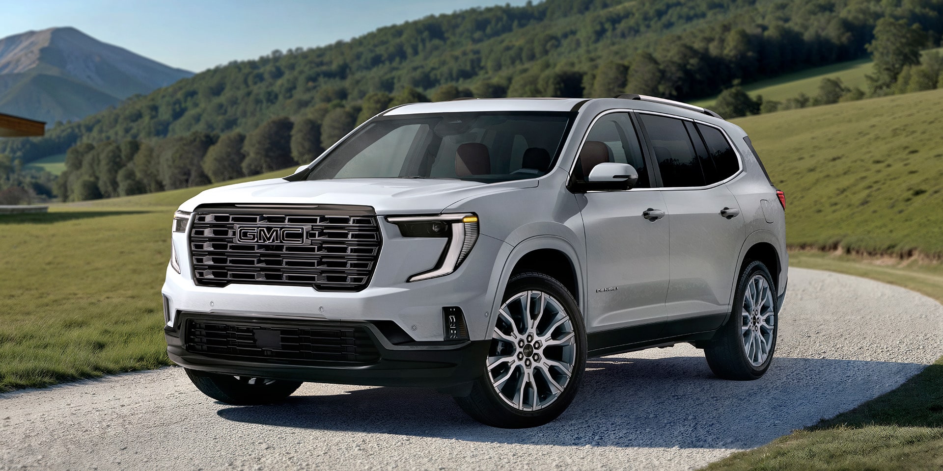 Vue latérale avant du VUS intermédiaire de luxe GMC Acadia Denali Ultimate 2026.