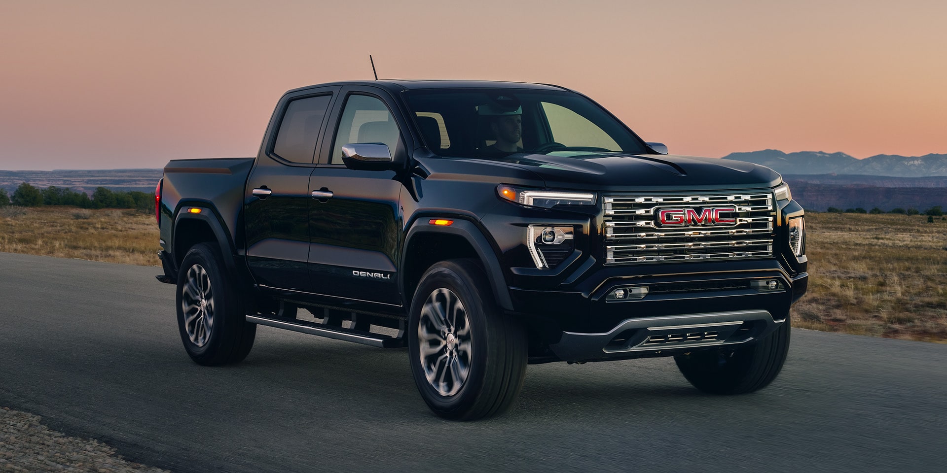 Vue latérale avant du GMC Canyon Denali 2026.