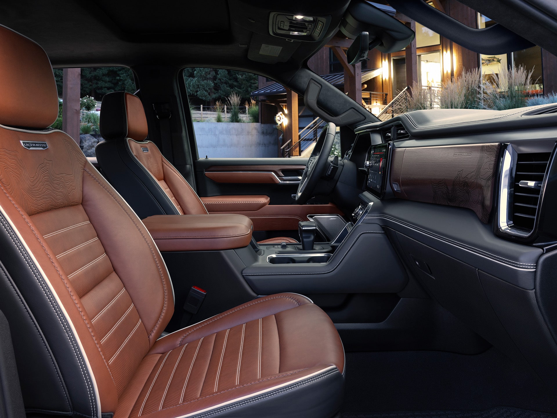 L’habitacle du GMC Sierra 1500 Denali Ultimate 2026 vu de la porte du passager.