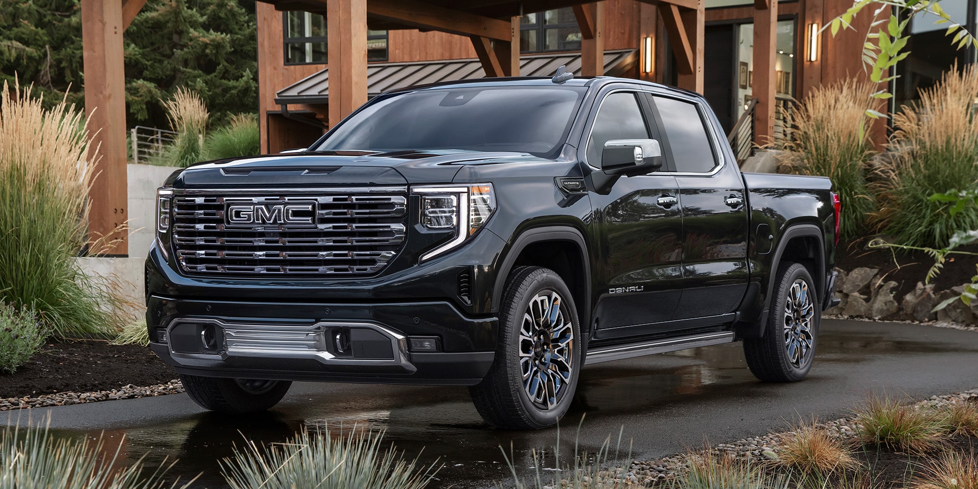 Vue latérale avant du GMC Sierra 1500 Denali Ultimate 2026.