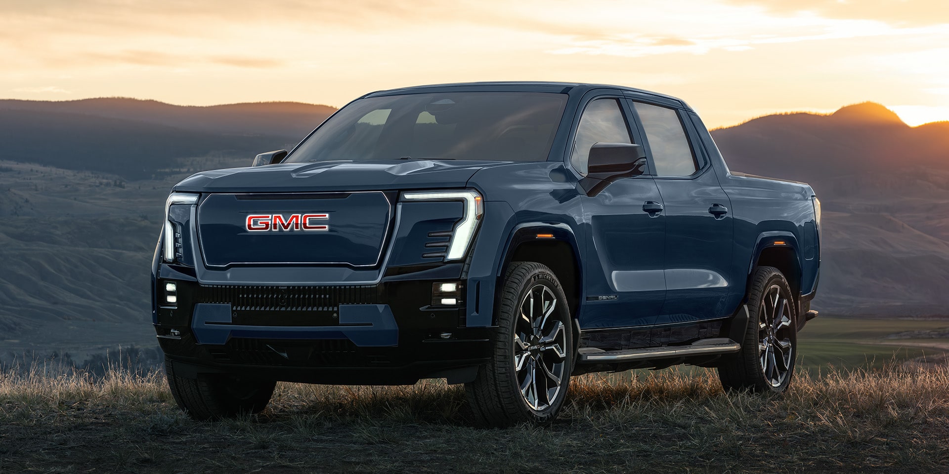 Vue latérale avant du GMC Sierra EV Denali 2026.