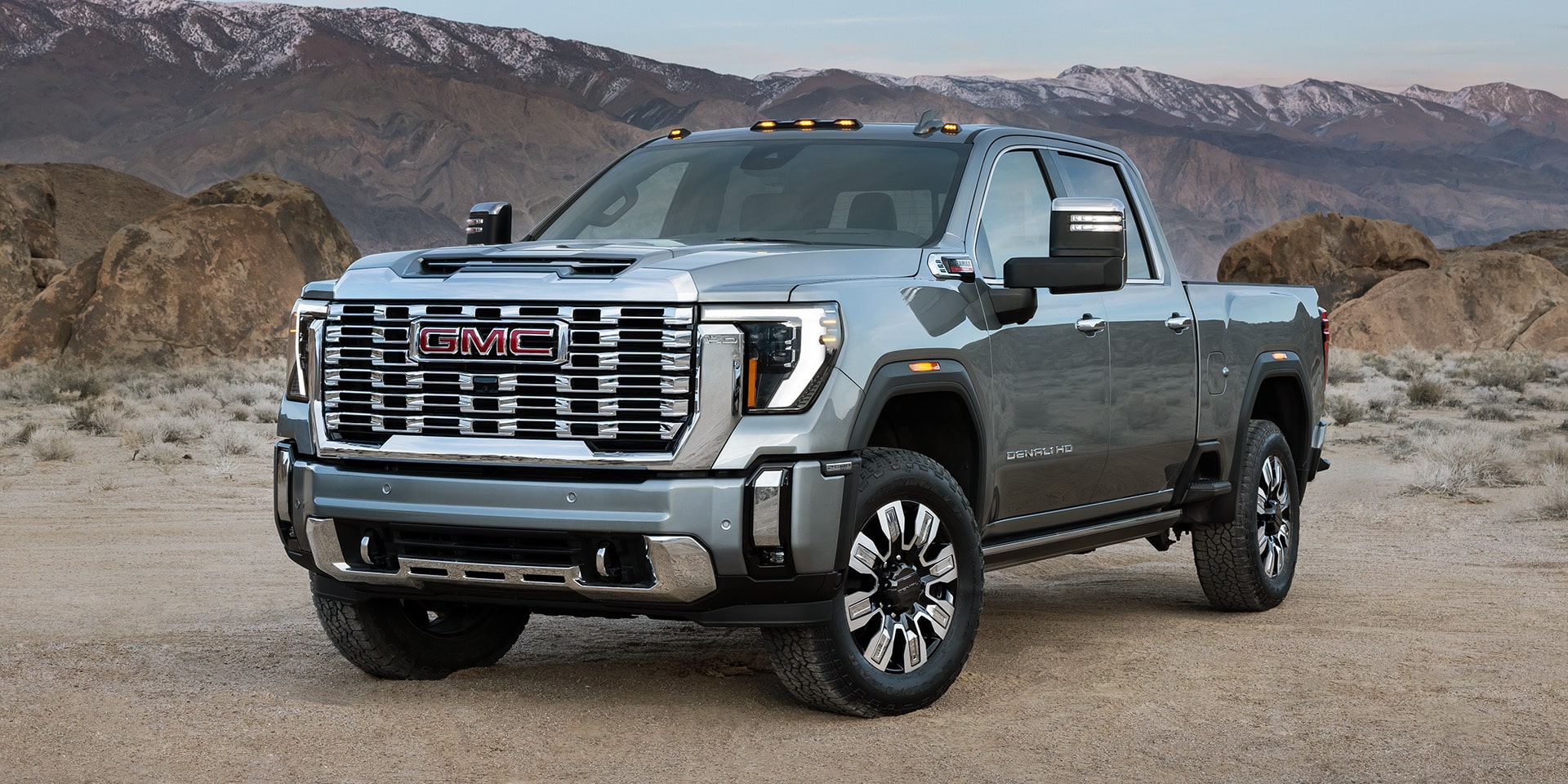 Vue latérale avant du GMC Sierra HD Denali 2026.