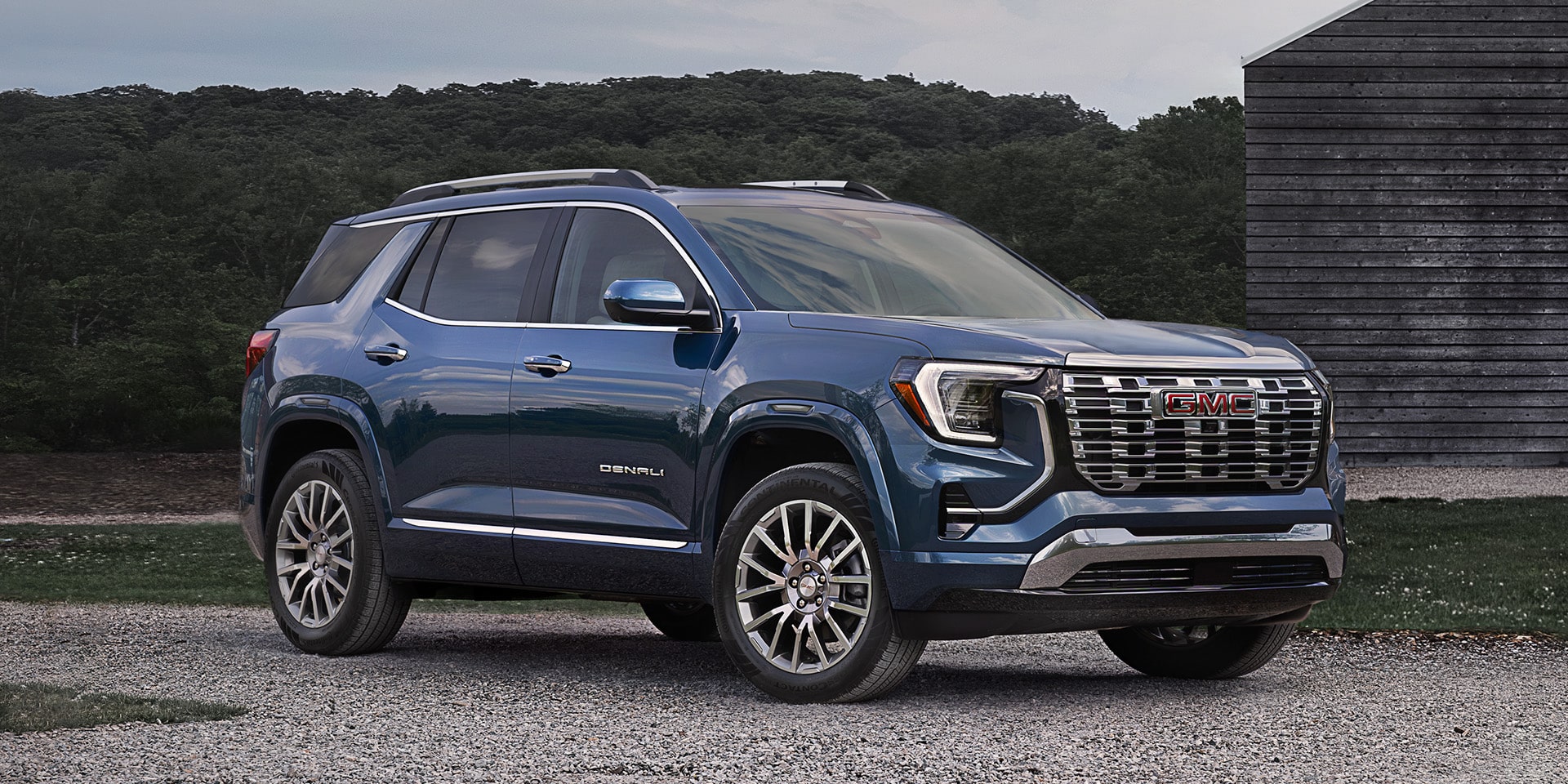 Vue latérale du VUS compact de luxe GMC Terrain Denali 2026.