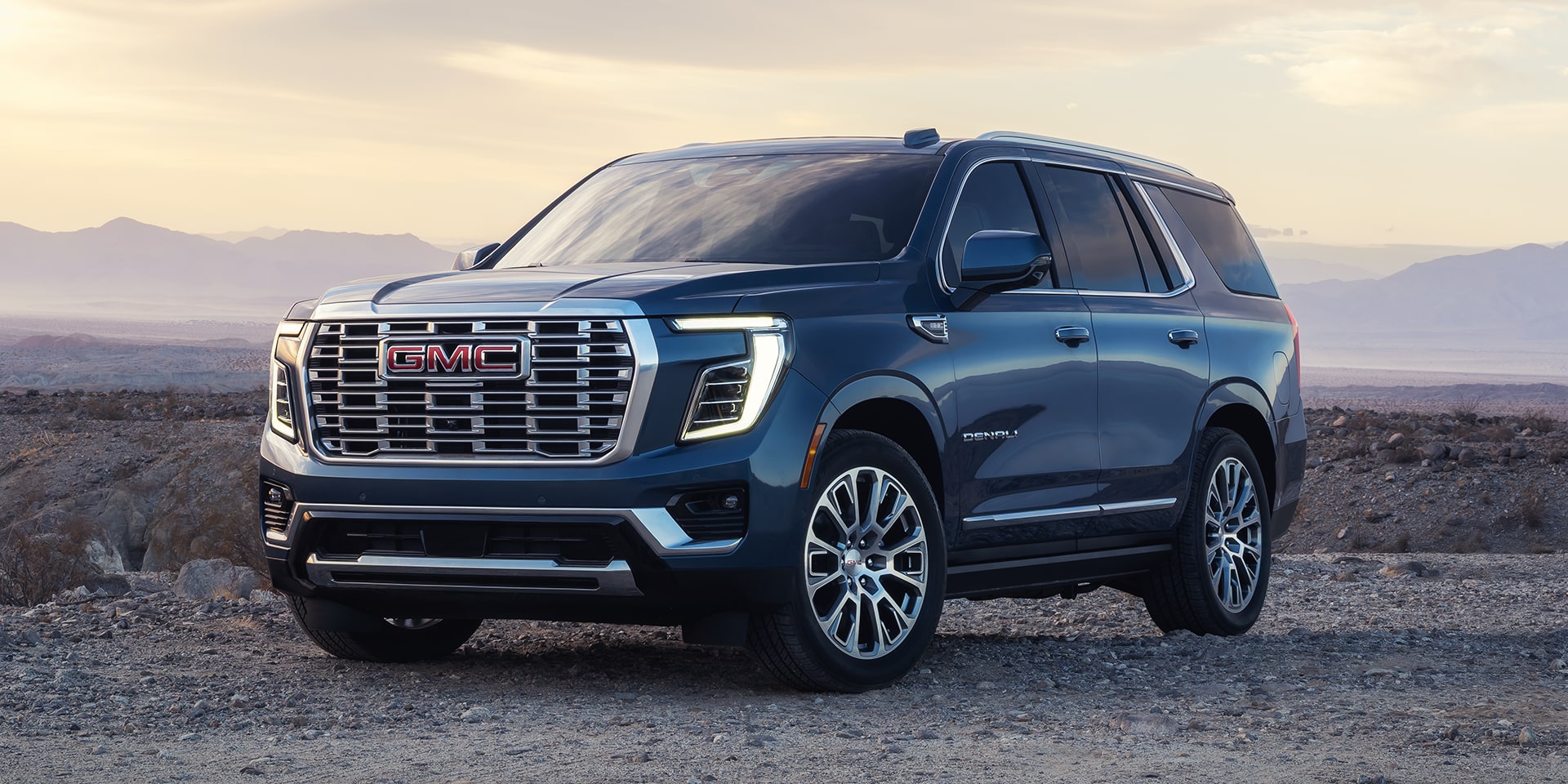 Vue latérale avant du VUS de luxe à trois rangées GMC Yukon Denali 2026.