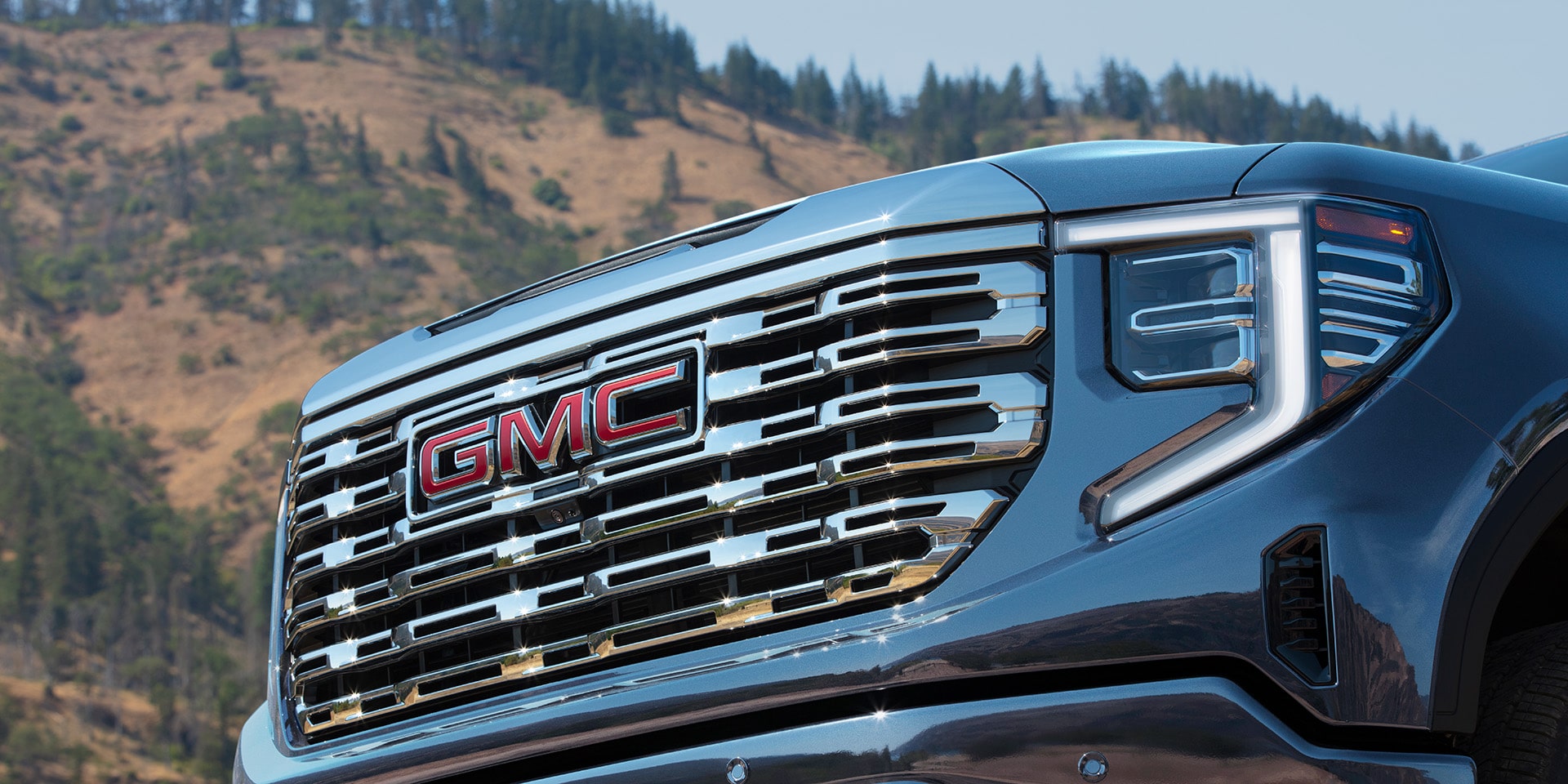 Vue rapprochée de l’emblème GMC d’un véhicule GMC Denali 2026.