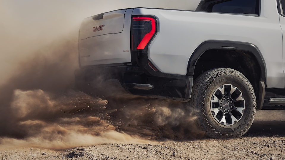 Vue rapprochée de l’arrière du pick-up GMC Sierra EV 2026.