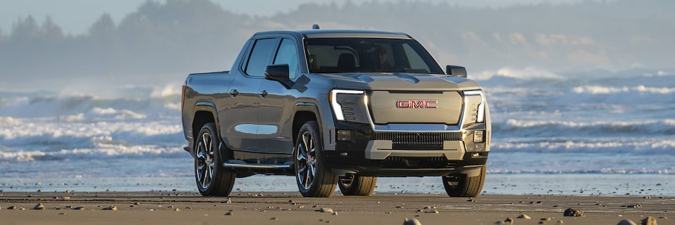 Le pick-up GMC Sierra EV 2026 stationné seul à la plage.
