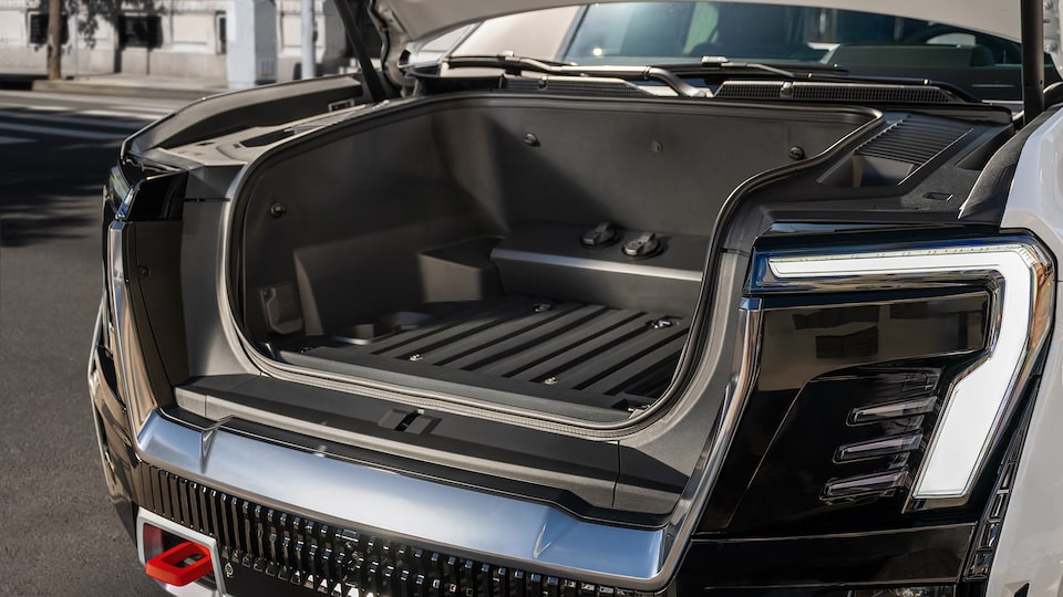 Le compartiment de rangement sous le capot du pick-up GMC Sierra EV 2026.
