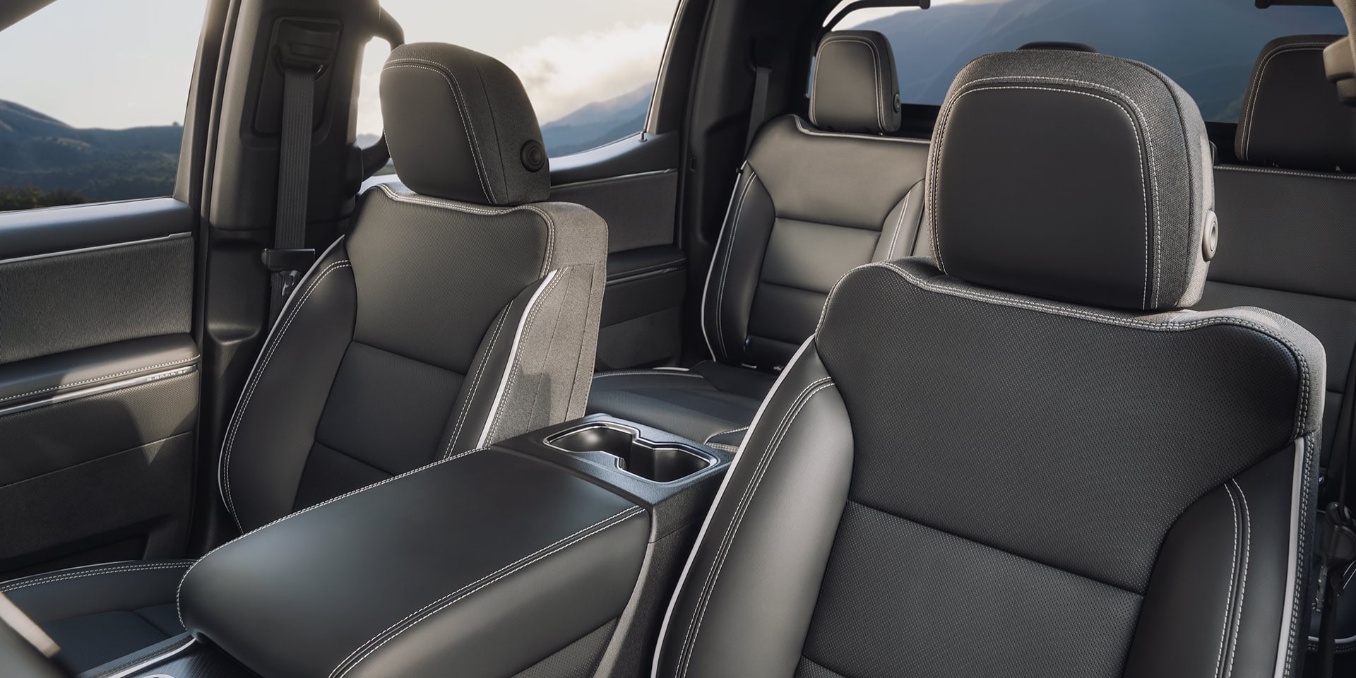 Les sièges haut de gamme à l’avant et à l’arrière du GMC Sierra EV 2026.