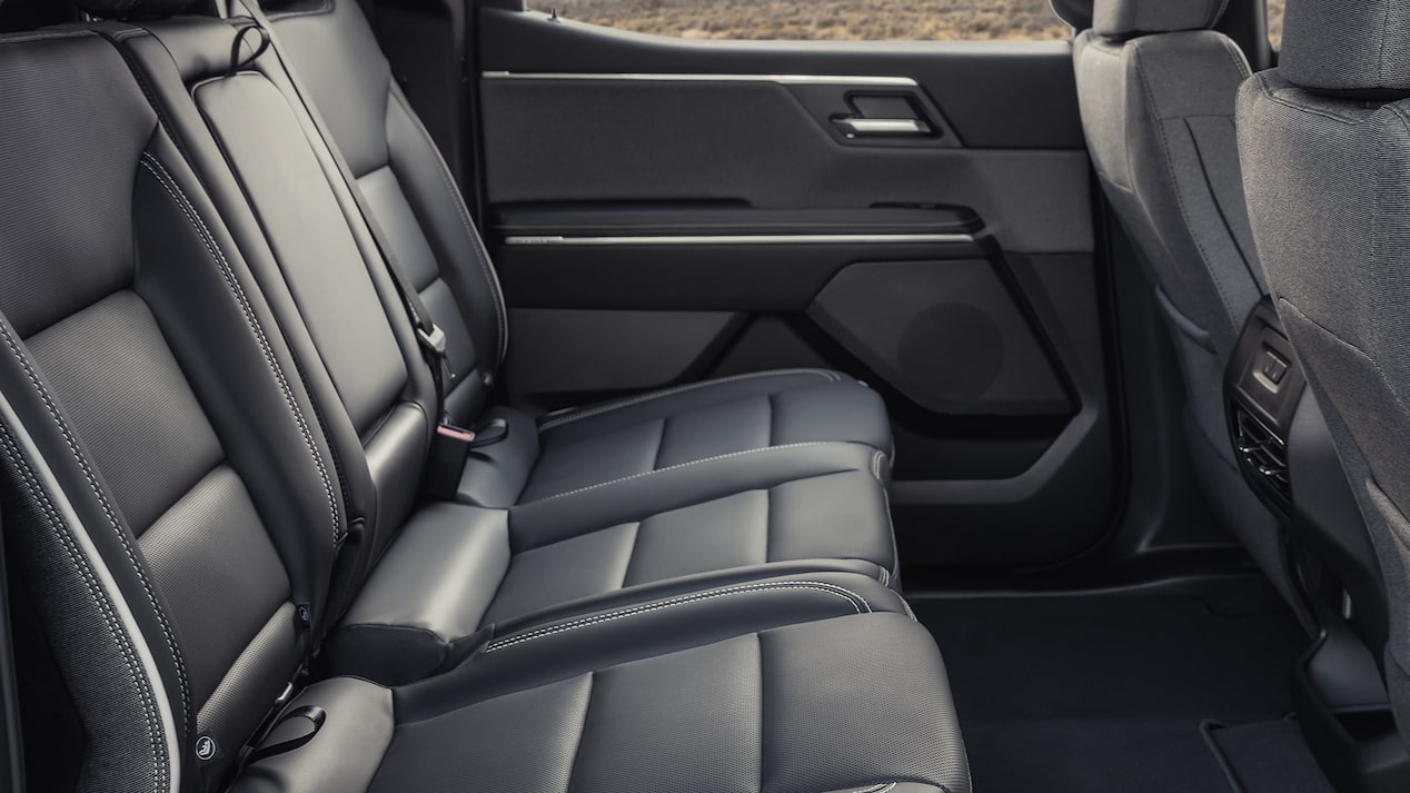 La rangée arrière spacieuse et les sièges haut de gamme du pick-up GMC Sierra EV 2026.