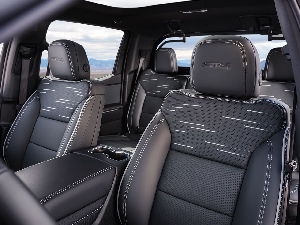 Les sièges haut de gamme à l’avant et à l’arrière du GMC Sierra EV 2026.