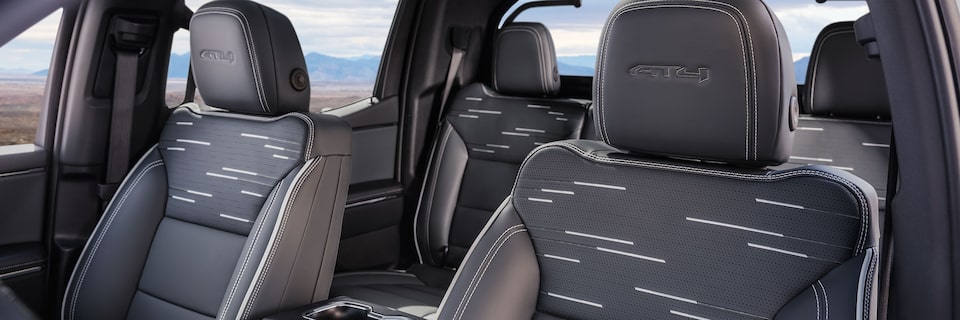 Les sièges haut de gamme à l’avant et à l’arrière du GMC Sierra EV 2026.