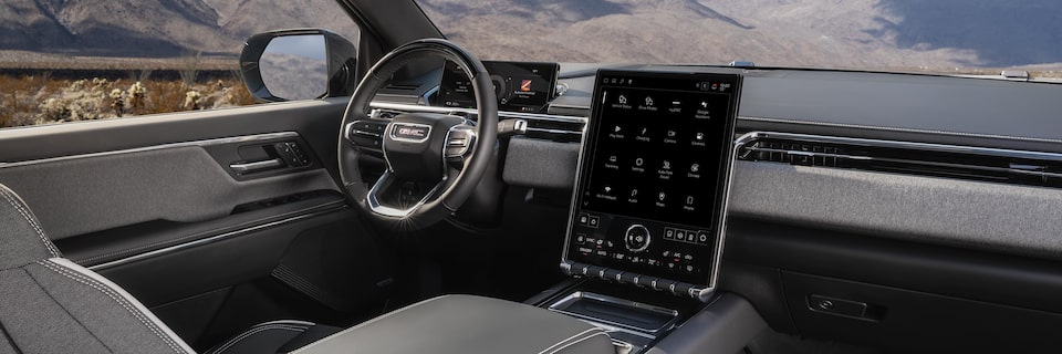 Le tableau de bord et le volant du pick-up Sierra EV 2026.