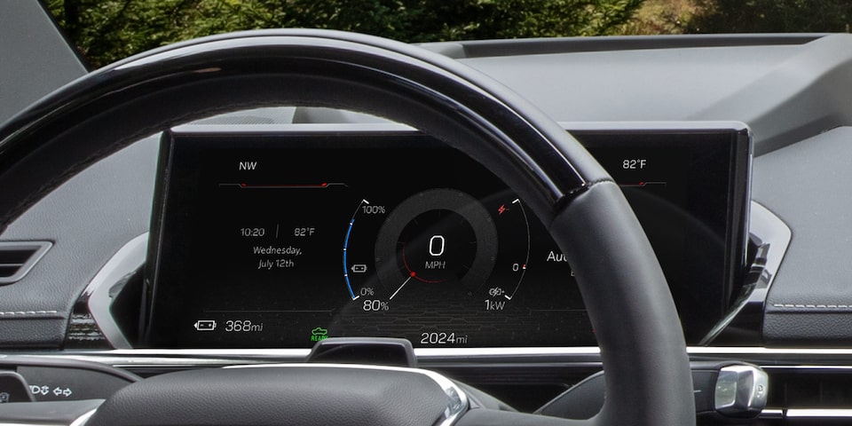 Vue rapprochée du centralisateur informatique de bord derrière le volant du pick-up GMC Sierra EV 2026.
