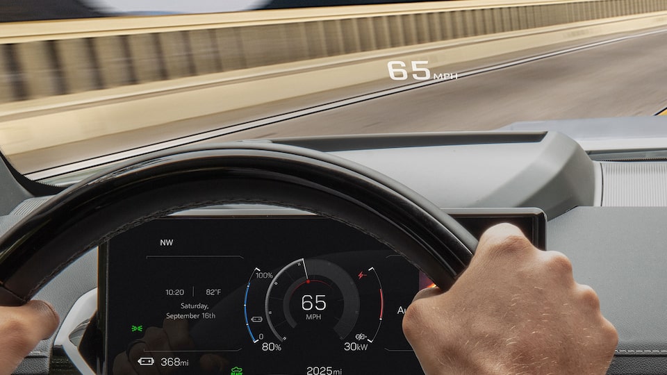 Vue rapprochée du dispositif de visualisation tête haute du pick-up GMC Sierra EV 2026.