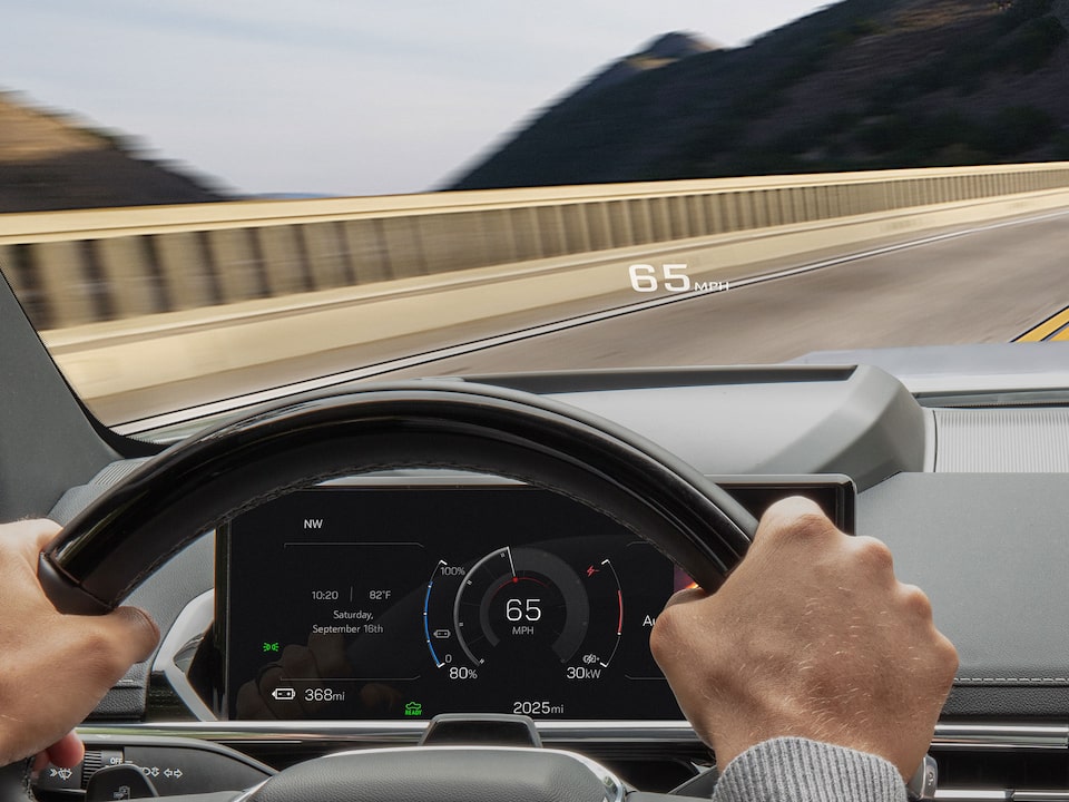 Vue rapprochée du dispositif de visualisation tête haute du pick-up GMC Sierra EV 2026.