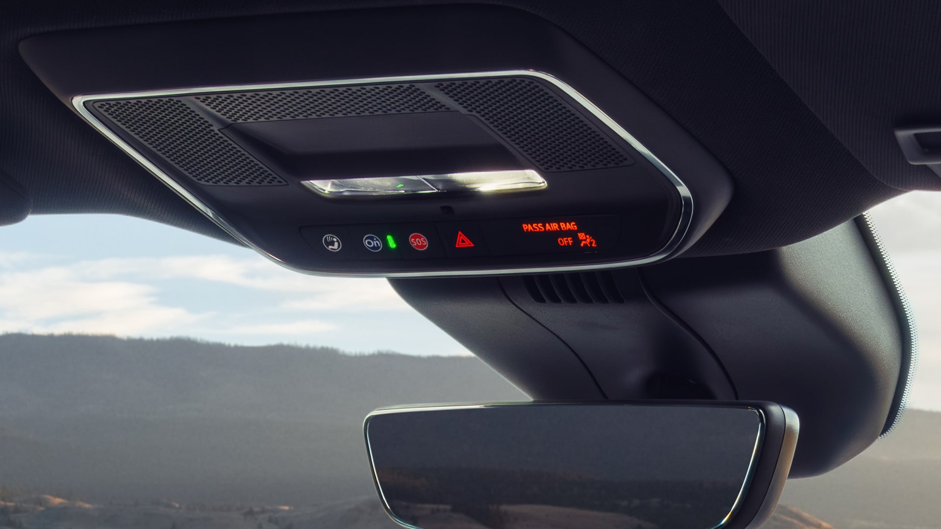 Vue rapprochée du bouton OnStar du GMC Sierra EV 2026.