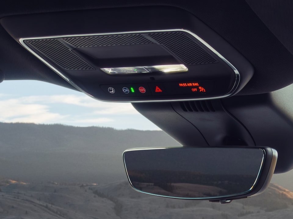 Vue rapprochée du bouton OnStar du GMC Sierra EV 2026.