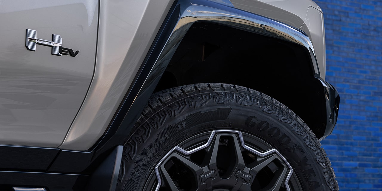 Vue rapprochée d’un pneu du VUS GMC Hummer EV 2026.