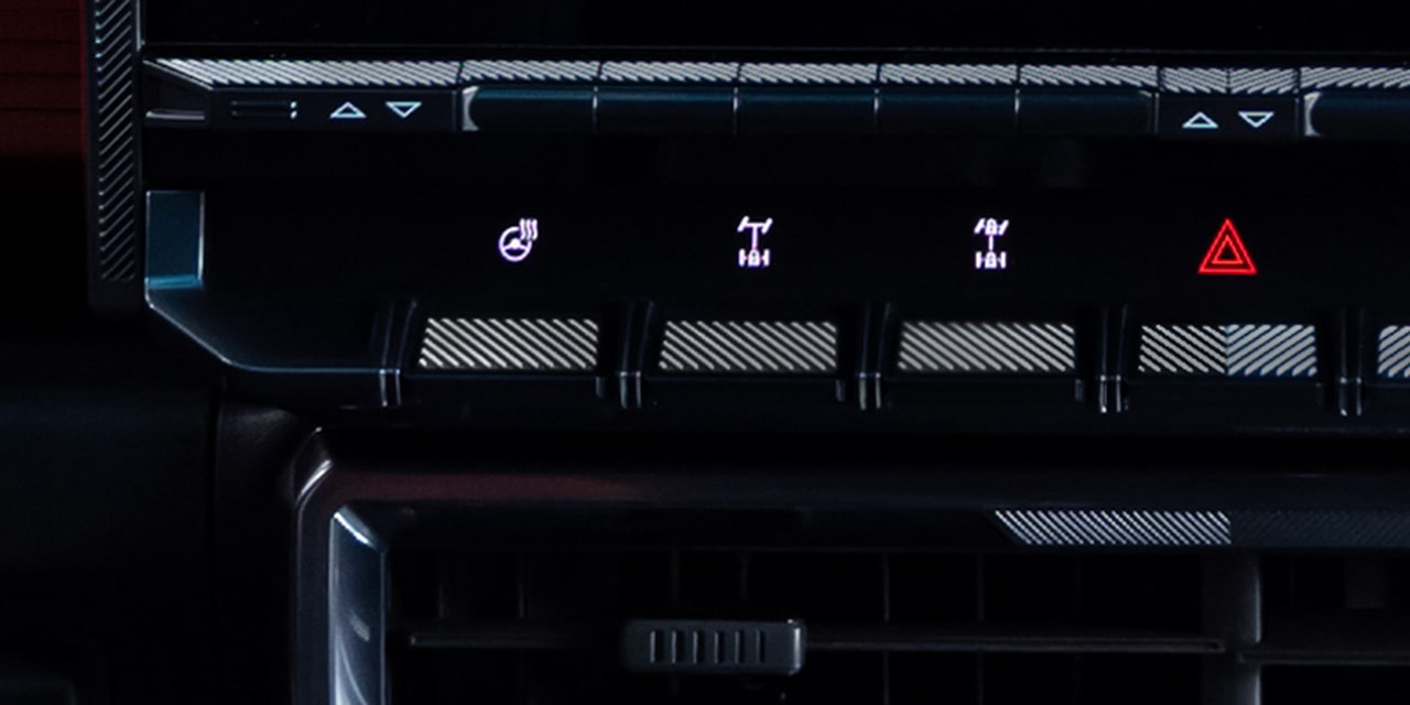 Vue rapprochée des boutons des différentiels à blocage électronique du VUS GMC Hummer EV 2026.