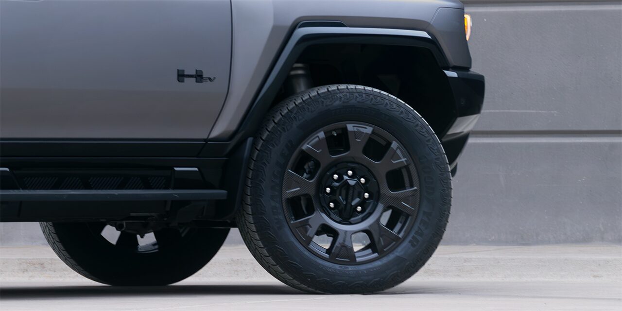 Vue rapprochée des roues de série du VUS GMC Hummer EV 2026.