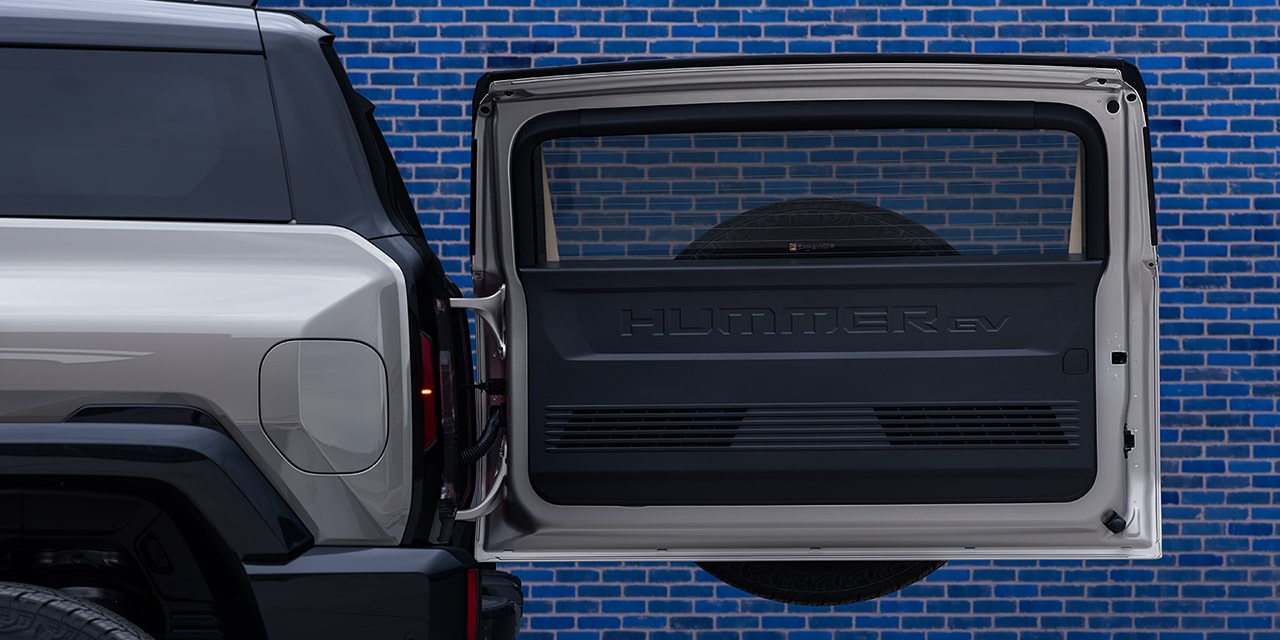 L’arrière du VUS GMC Hummer EV 2026 avec la porte du coffre ouverte.