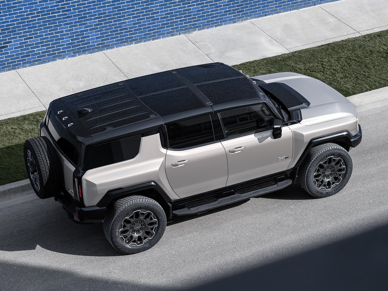 Vue aérienne du VUS GMC Hummer EV 2026 en mouvement seul sur la route.