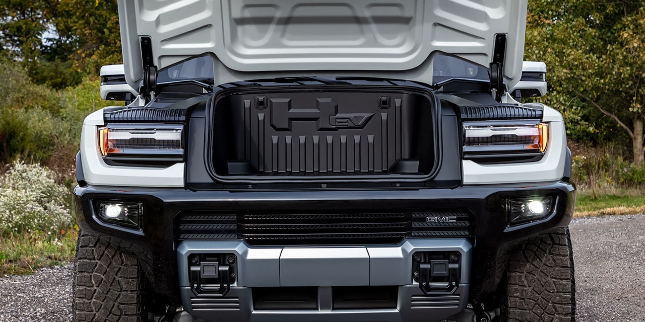 Vue rapprochée du coffre avant eTrunk à commande électrique du VUS GMC Hummer EV 2026.