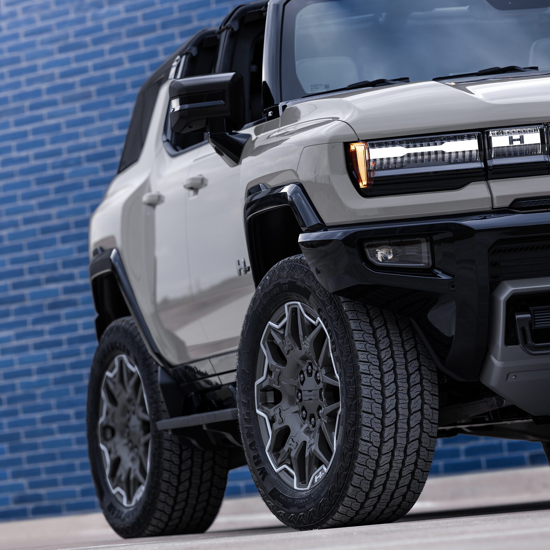 Vue rapprochée des phares du VUS GMC Hummer EV 2026.