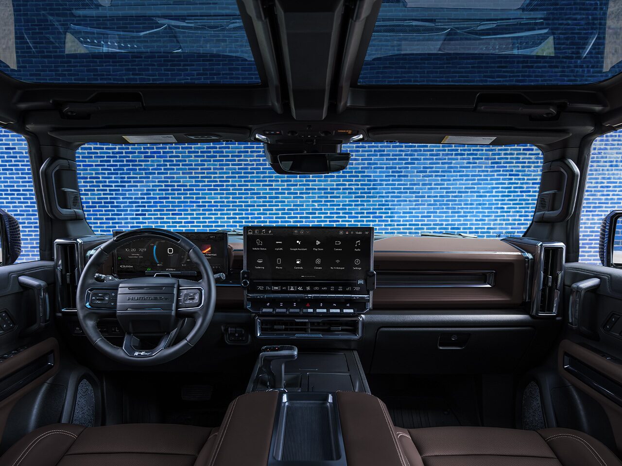 L’habitacle côté conducteur du VUS GMC Hummer EV 2026 vu des sièges arrière.