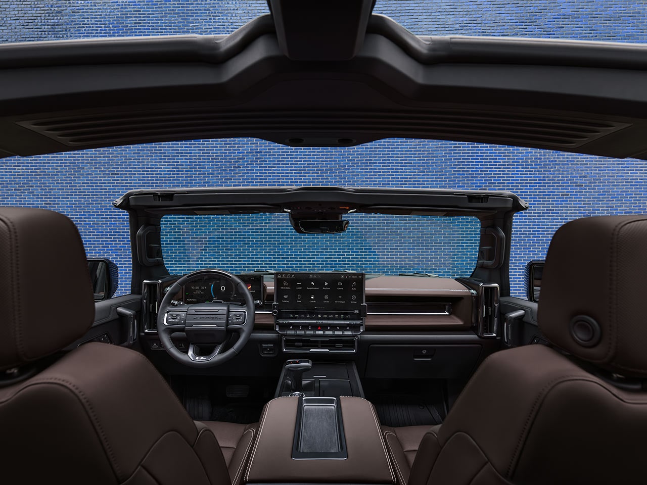 L’habitacle côté conducteur spacieux du VUS GMC Hummer EV 2026 vu des sièges arrière.