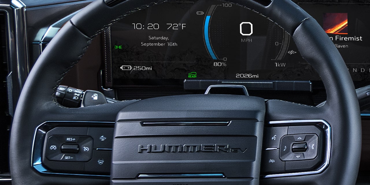 Vue rapprochée du volant et du centralisateur informatique de bord du VUS GMC Hummer EV 2026.