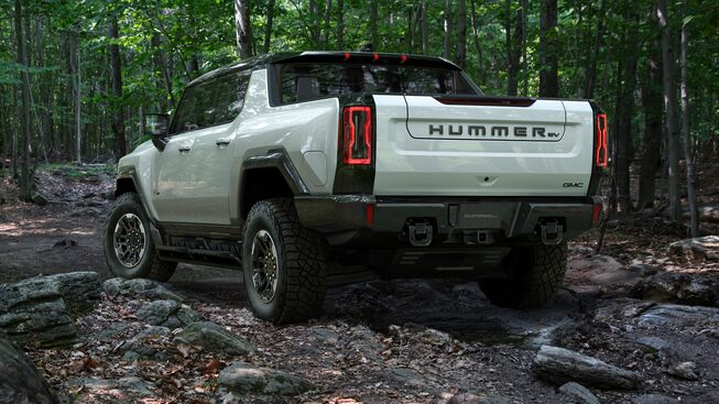 Vue arrière du Hummer EV.
