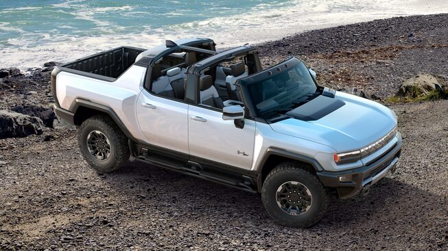 GMC Hummer EV avec toit ouvert.