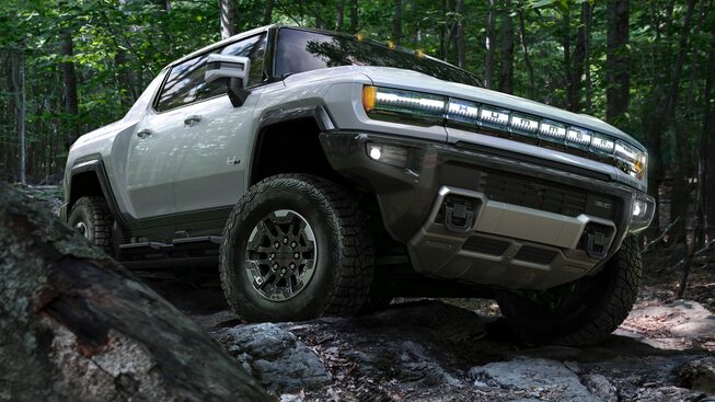 Le Hummer EV montrant une domination du hors-route.