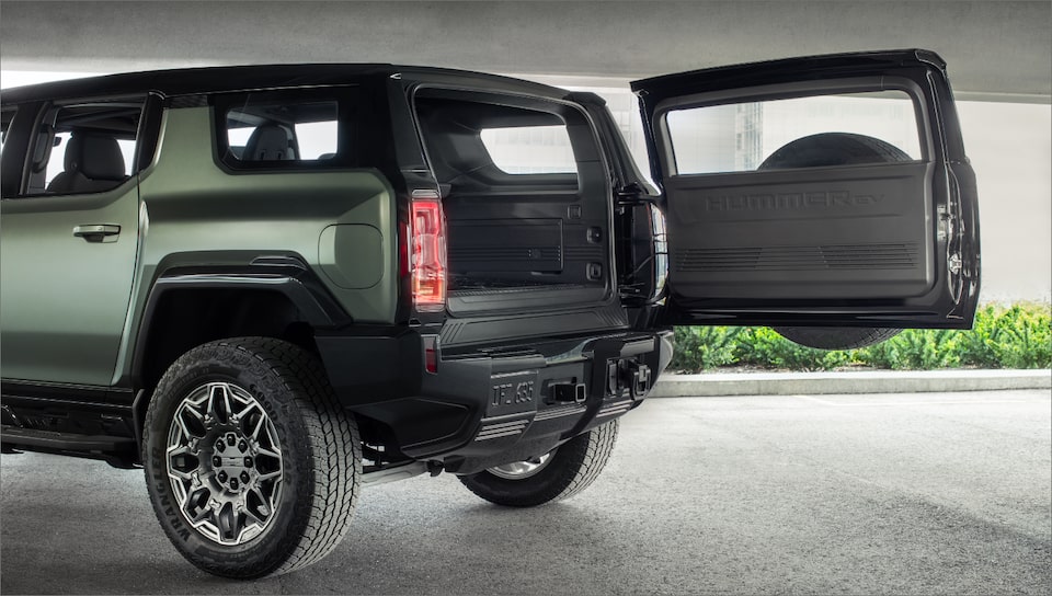 Ouverture du coffre du VUS GMC Hummer.