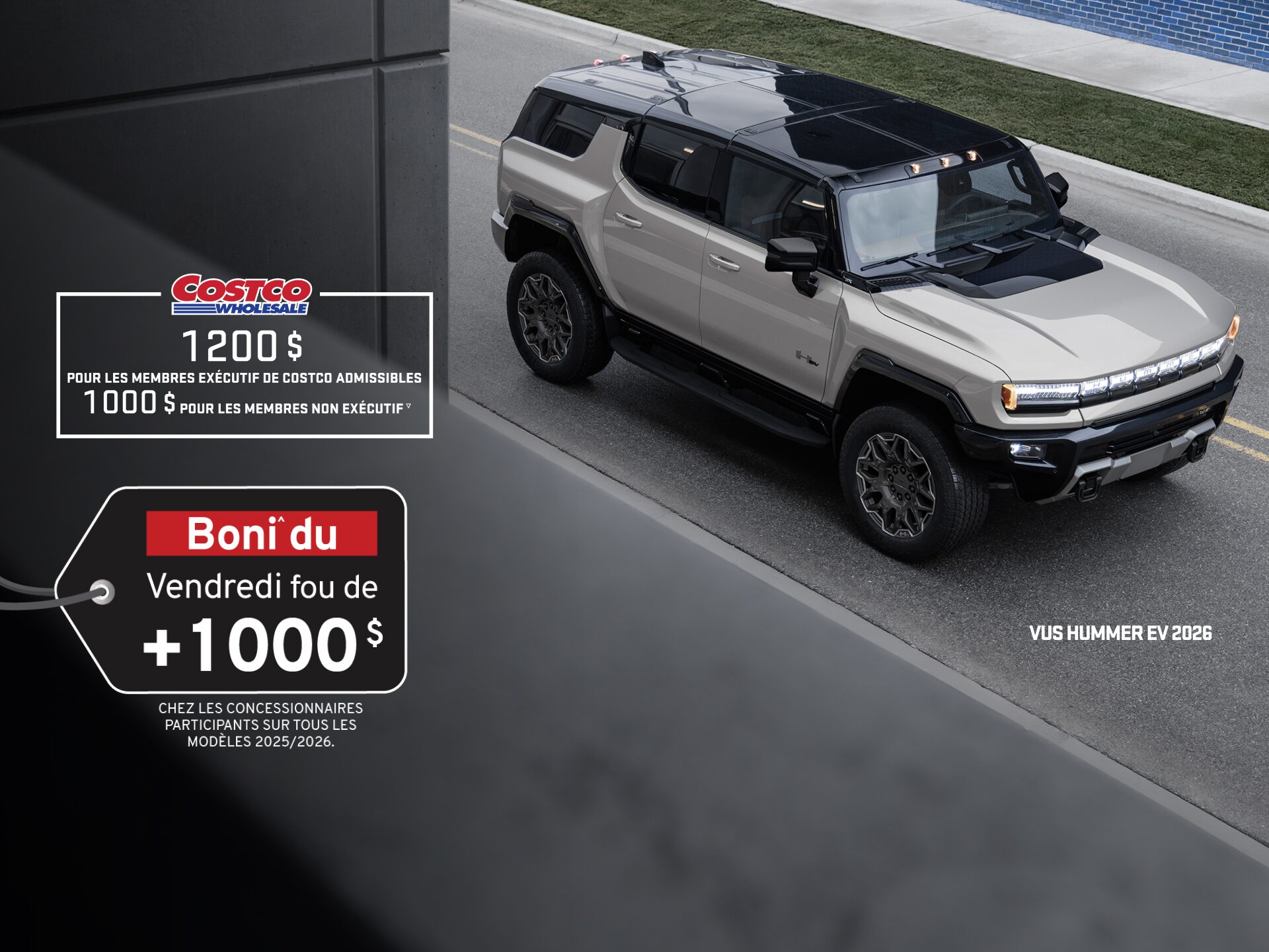 Vue latérale avant du VUS GMC Hummer EV 2026 en mouvement seul sur la route.