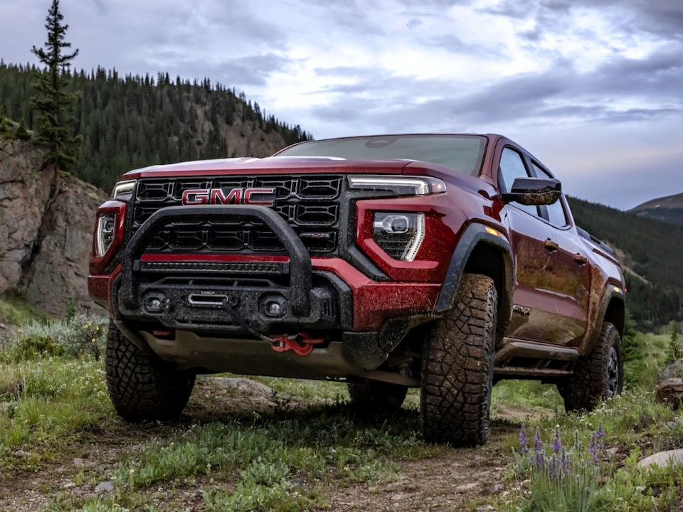 Vue sur la calandre et les phares du GMC Canyon AT4X 2023.