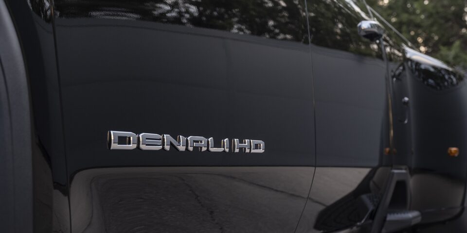 Emblème du Sierra HD Denali Ultimate 2024.