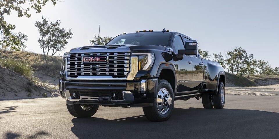 Vue latérale avant gauche du GMC Sierra HD 2024.