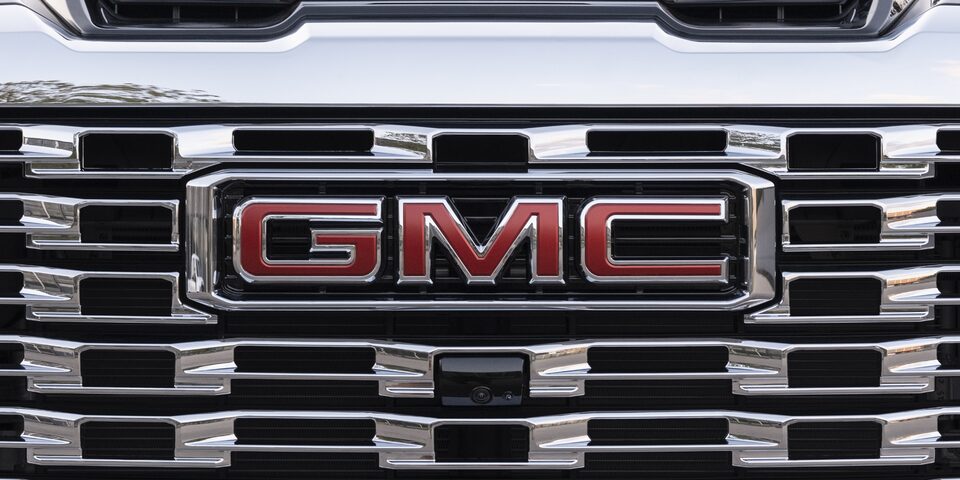 Emblème GMC et nouvelle calandre Denali distinctive du Sierra HD Denali Ultimate 2024.
