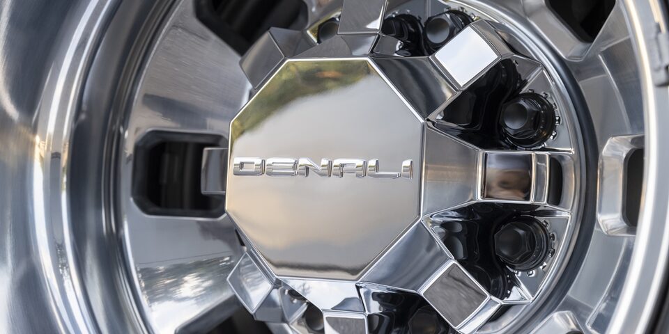Vue rapprochée des roues exclusives de 20 po en aluminium avec garnitures noires très lustrées du Sierra HD Denali Ultimate 2024.