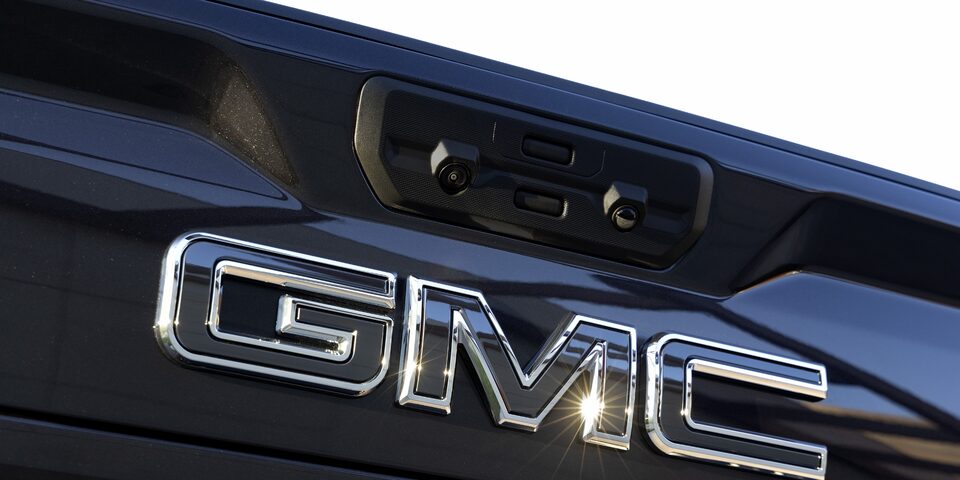 Close-up of 2024 Sierra HD Denali Ultimate exclusive 20-inch aluminum wheel with high-gloss black accents.