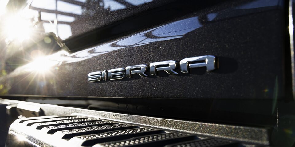 Close-up of 2024 Sierra HD Denali Ultimate exclusive 20-inch aluminum wheel with high-gloss black accents.